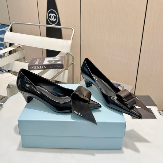 POINTED TOE PUMPS KITTEN HEEL IN BLACK GLOSSY LAMBSKIN WITH BOW