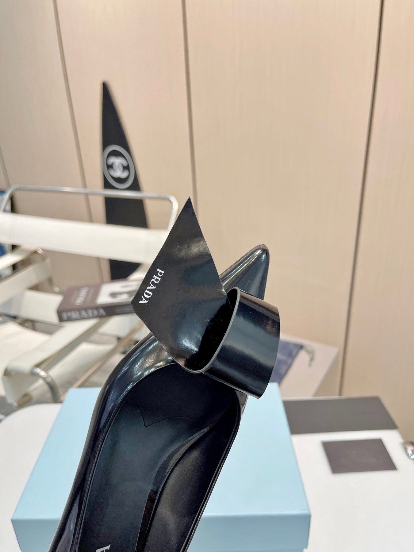 POINTED TOE PUMPS KITTEN HEEL IN BLACK GLOSSY LAMBSKIN WITH BOW