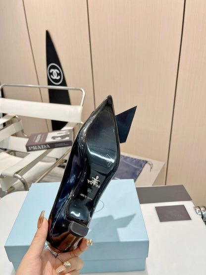 POINTED TOE PUMPS KITTEN HEEL IN BLACK GLOSSY LAMBSKIN WITH BOW