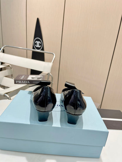 POINTED TOE PUMPS KITTEN HEEL IN BLACK GLOSSY LAMBSKIN WITH BOW