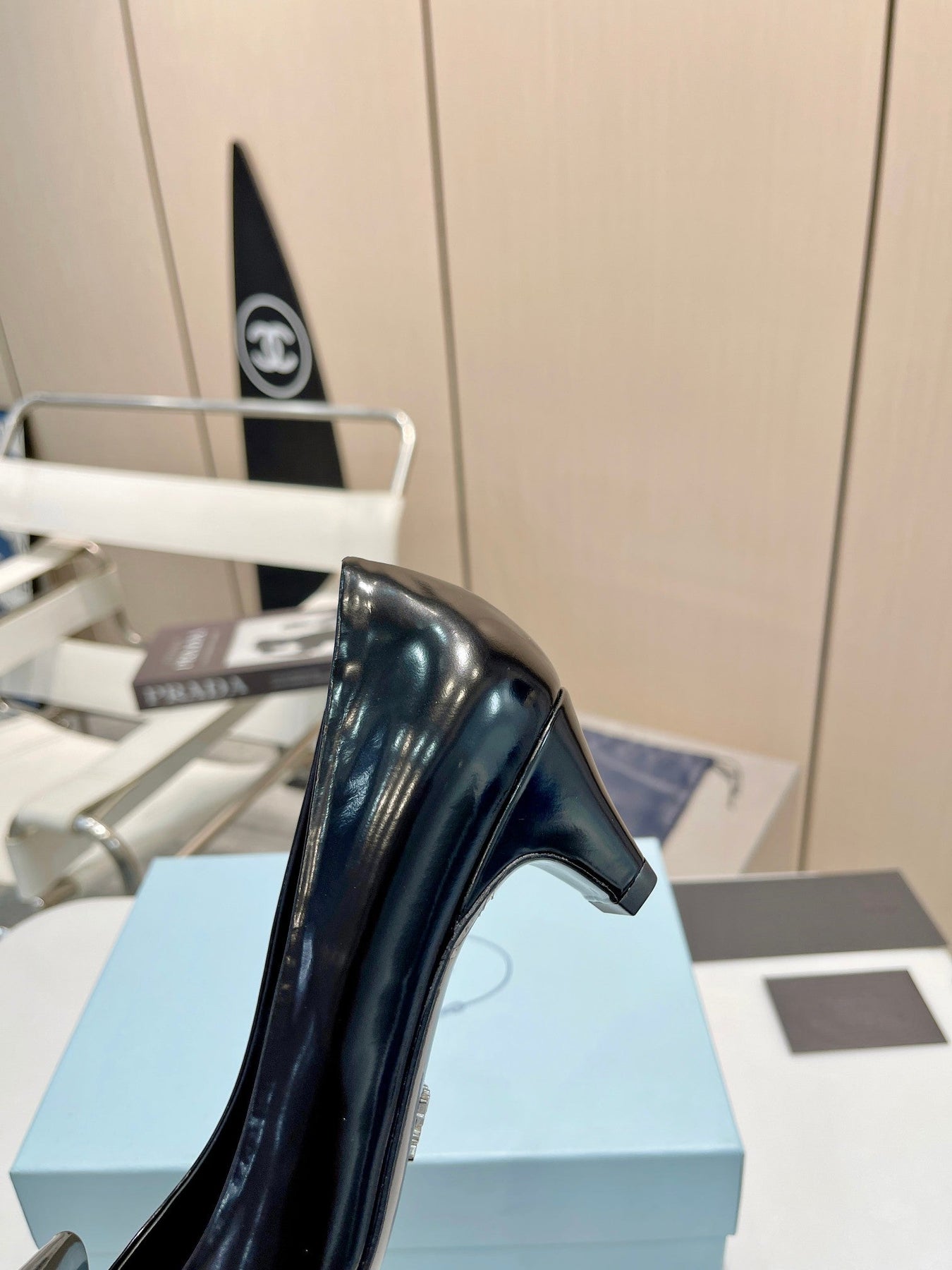 POINTED TOE PUMPS KITTEN HEEL IN BLACK GLOSSY LAMBSKIN WITH BOW