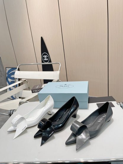 POINTED TOE PUMPS KITTEN HEEL IN BLACK GLOSSY LAMBSKIN WITH BOW