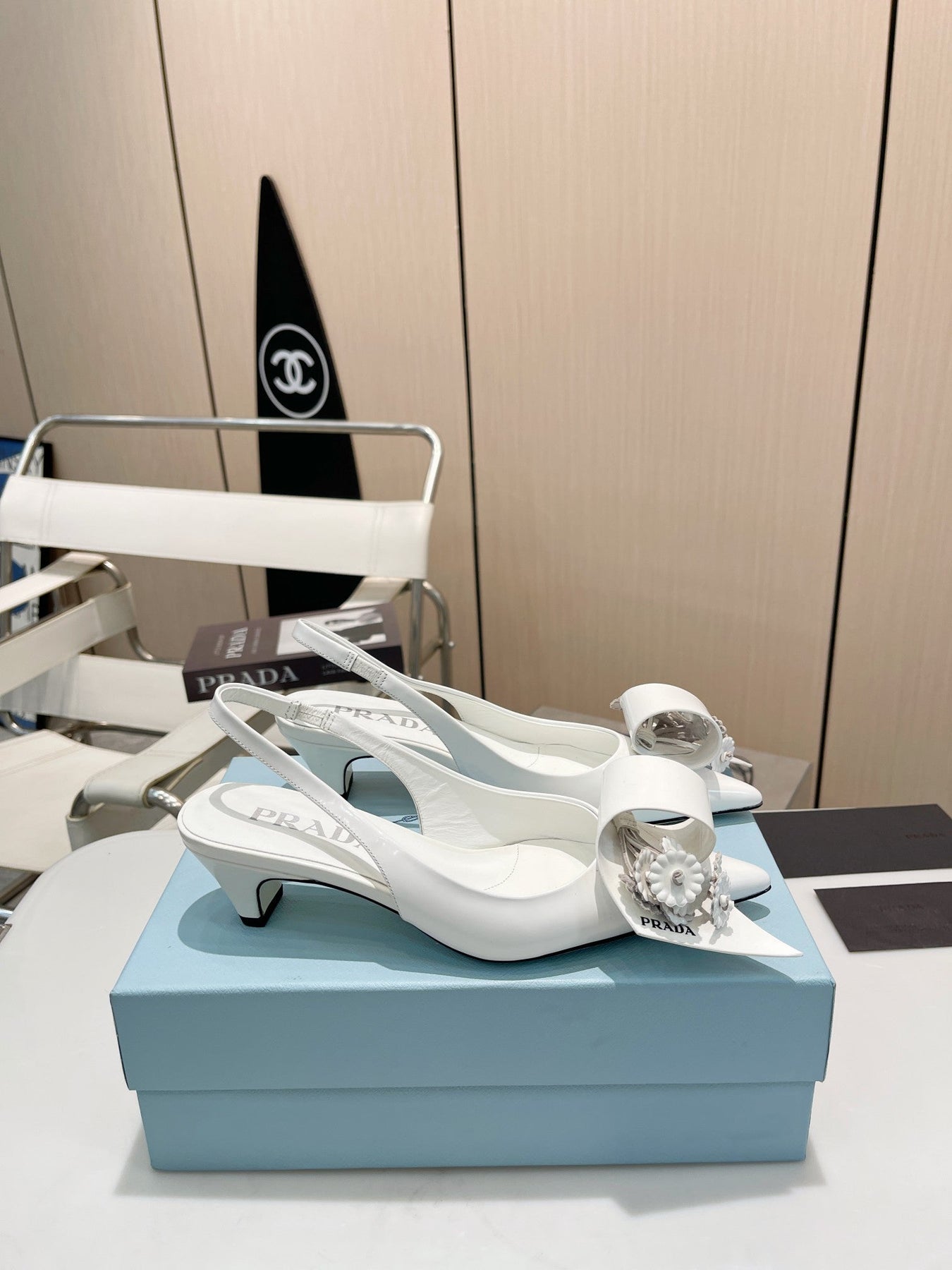 POINTED TOE SLINGBACK KITTEN HEEL WITH FLOWER BOW IN WHITE GLOSSY LAMBSKIN