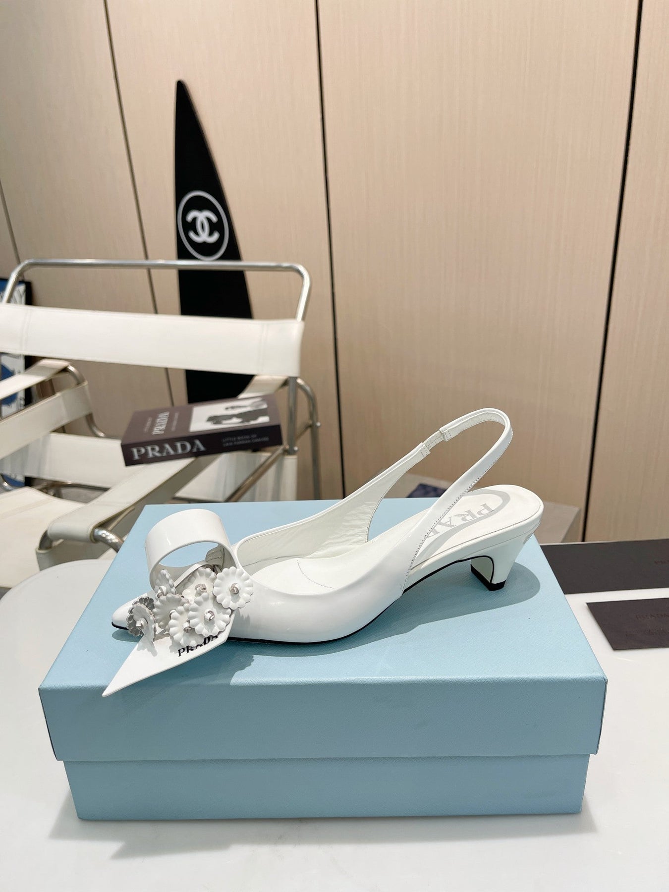 POINTED TOE SLINGBACK KITTEN HEEL WITH FLOWER BOW IN WHITE GLOSSY LAMBSKIN