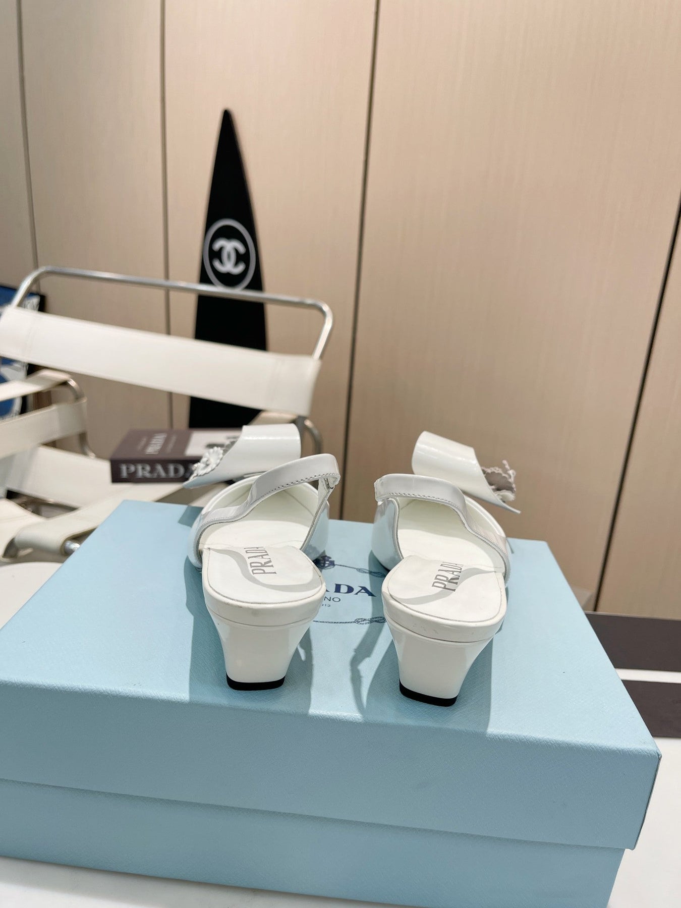 POINTED TOE SLINGBACK KITTEN HEEL WITH FLOWER BOW IN WHITE GLOSSY LAMBSKIN