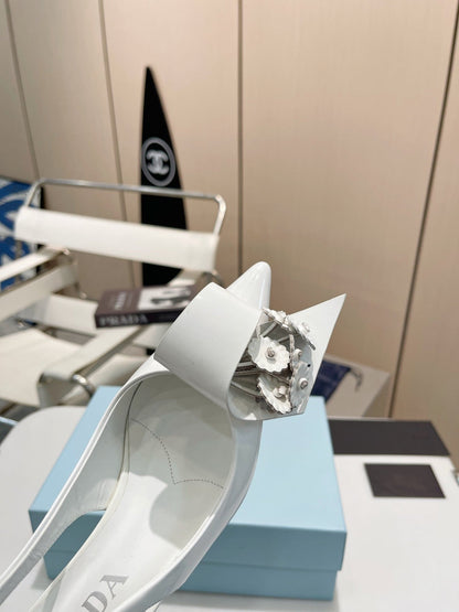 POINTED TOE SLINGBACK KITTEN HEEL WITH FLOWER BOW IN WHITE GLOSSY LAMBSKIN