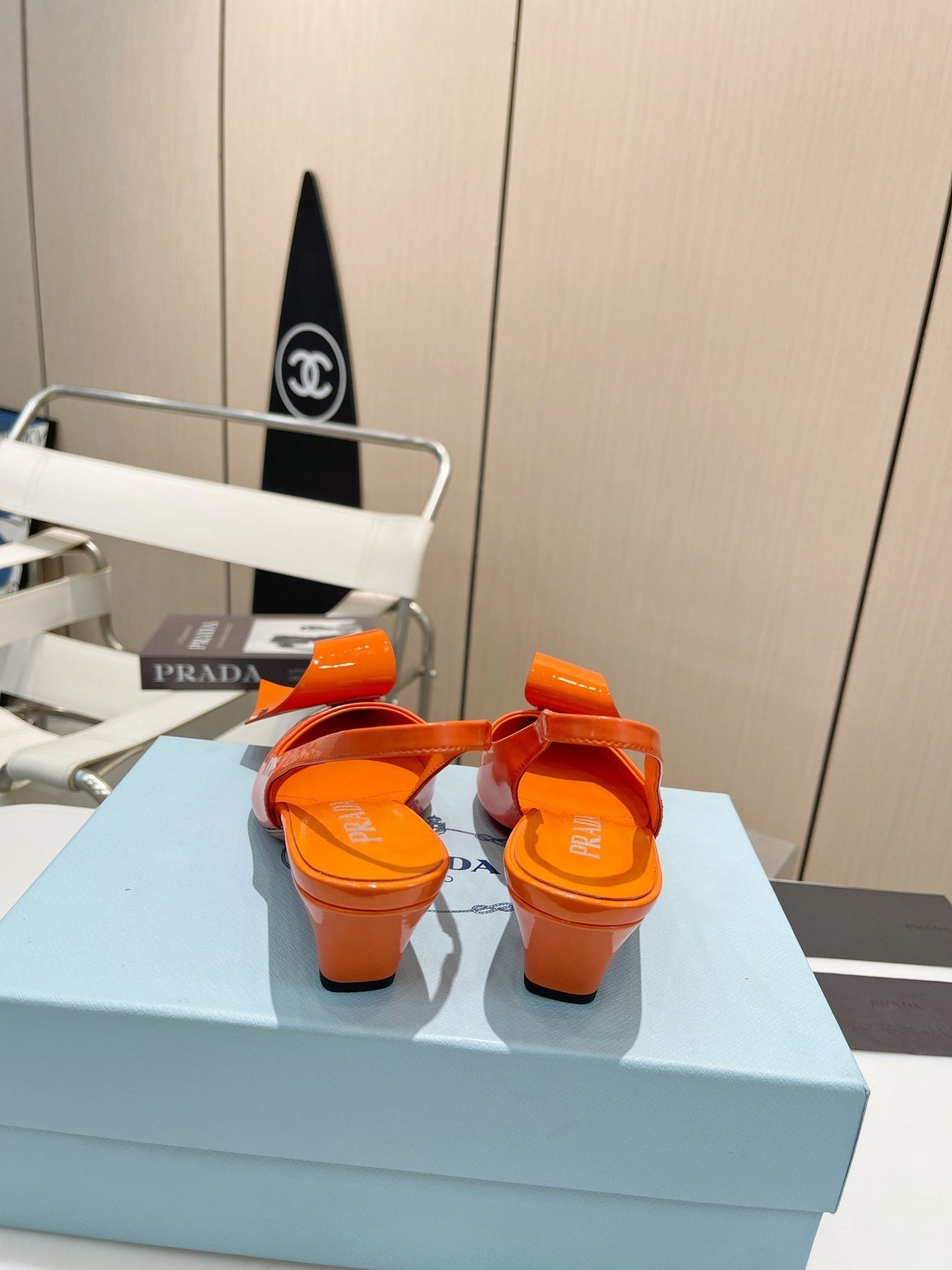 POINTED TOE SLINGBACK KITTEN HEEL WITH BOW IN ORANGE GLOSSY LAMBSKIN