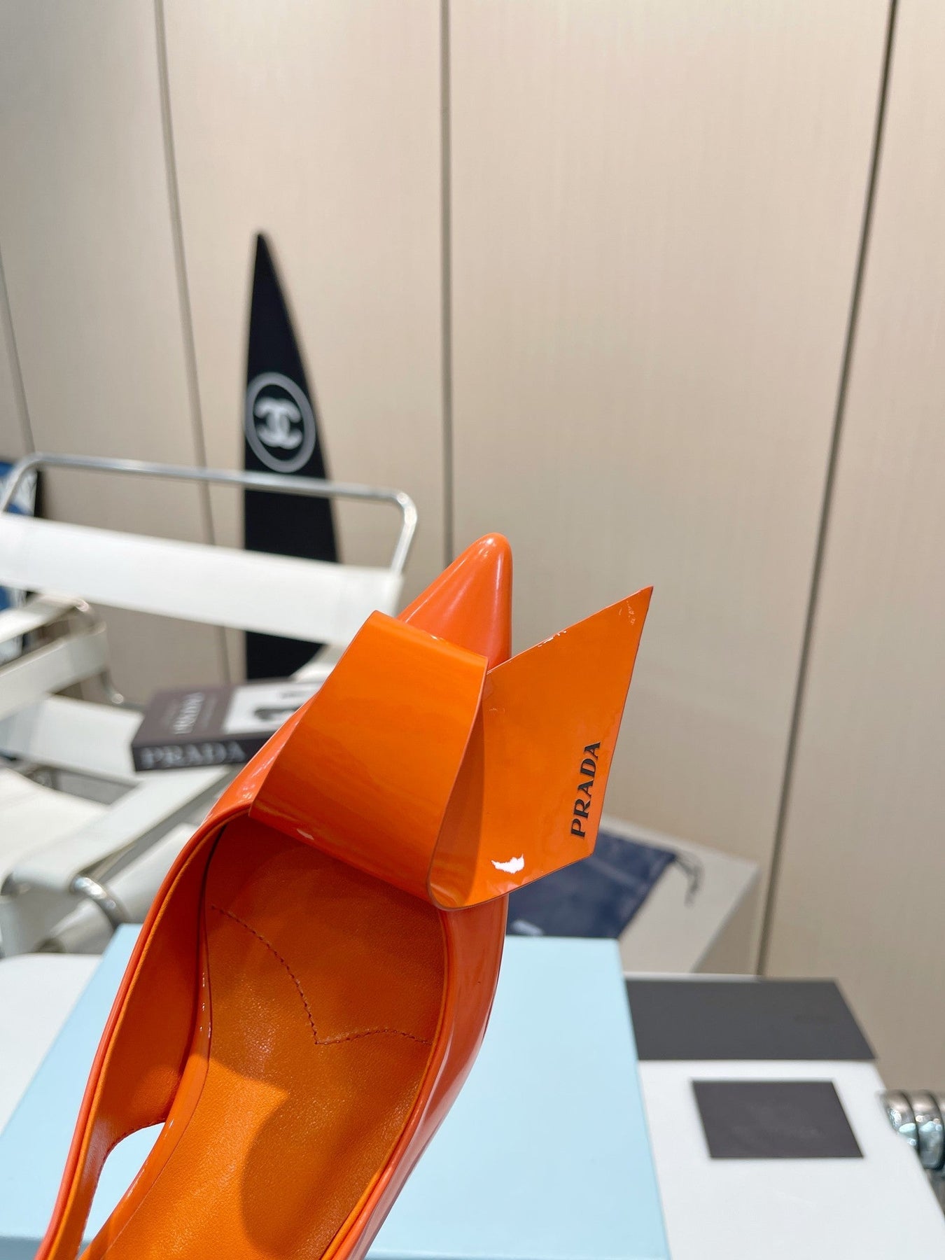 POINTED TOE SLINGBACK KITTEN HEEL WITH BOW IN ORANGE GLOSSY LAMBSKIN