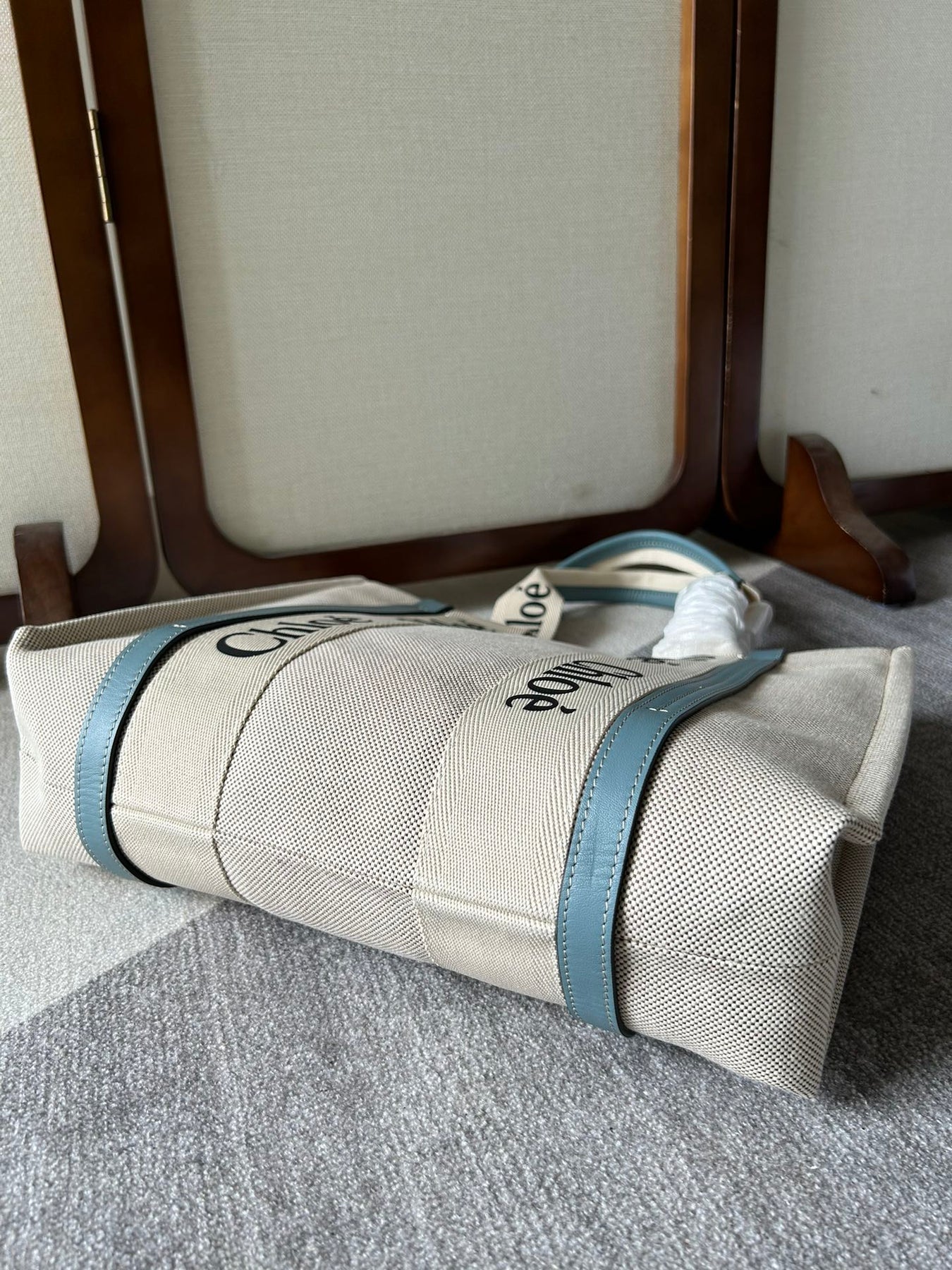 LAGRE WOODY TOTE BAG 45 IN BEIGE LINEN CANVAS BLACK WEBBING LOGO EMBROIDER BLUE CALFSKIN