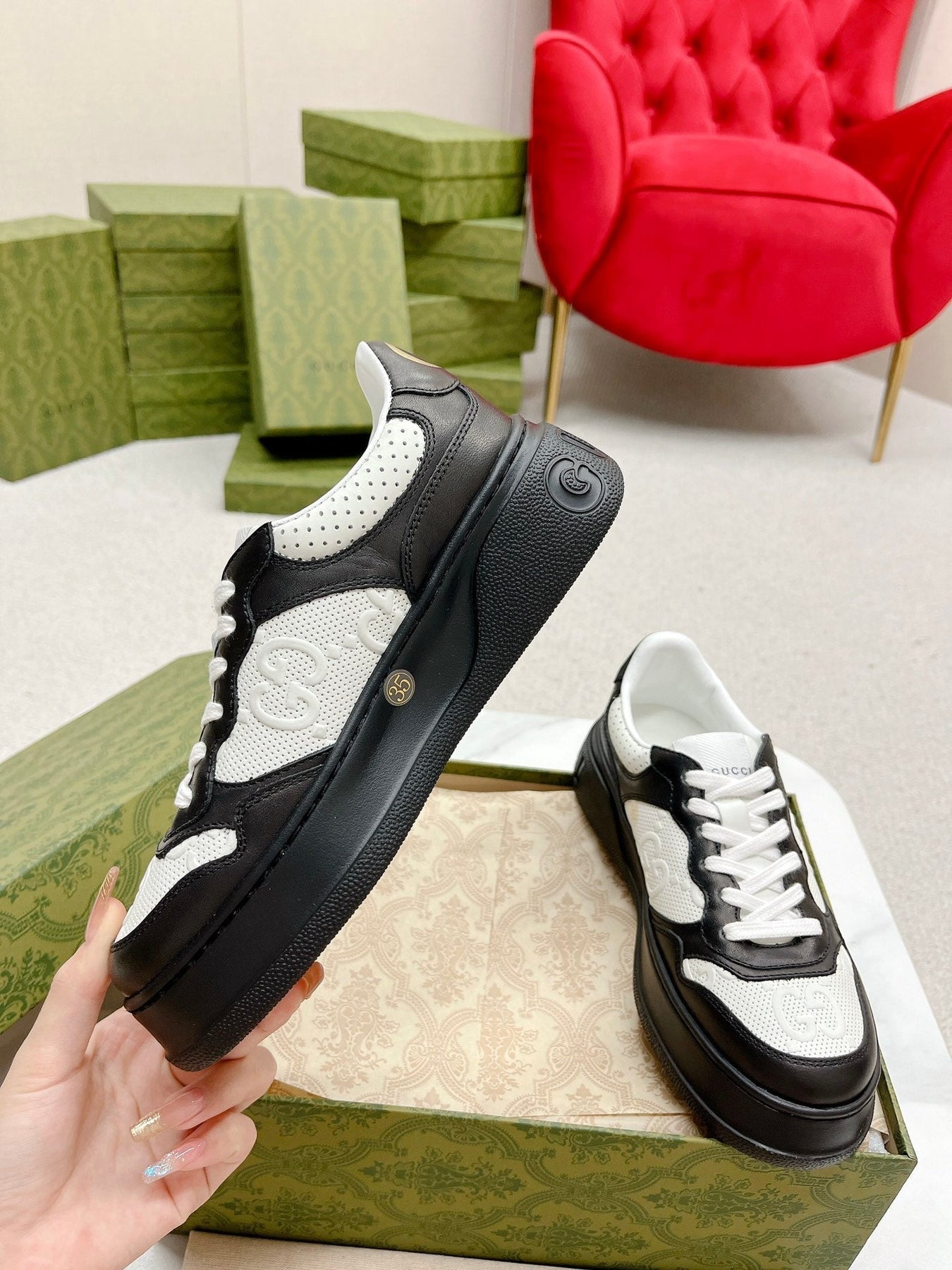 GG EMBOSSED TRAINER BLACK AND WHITE CALFSKIN