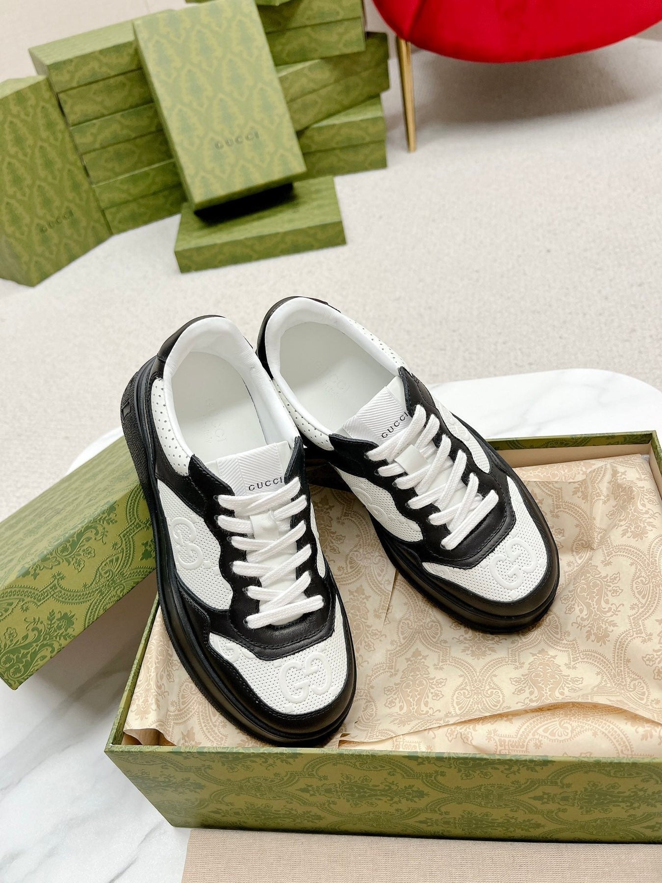 GG EMBOSSED TRAINER BLACK AND WHITE CALFSKIN