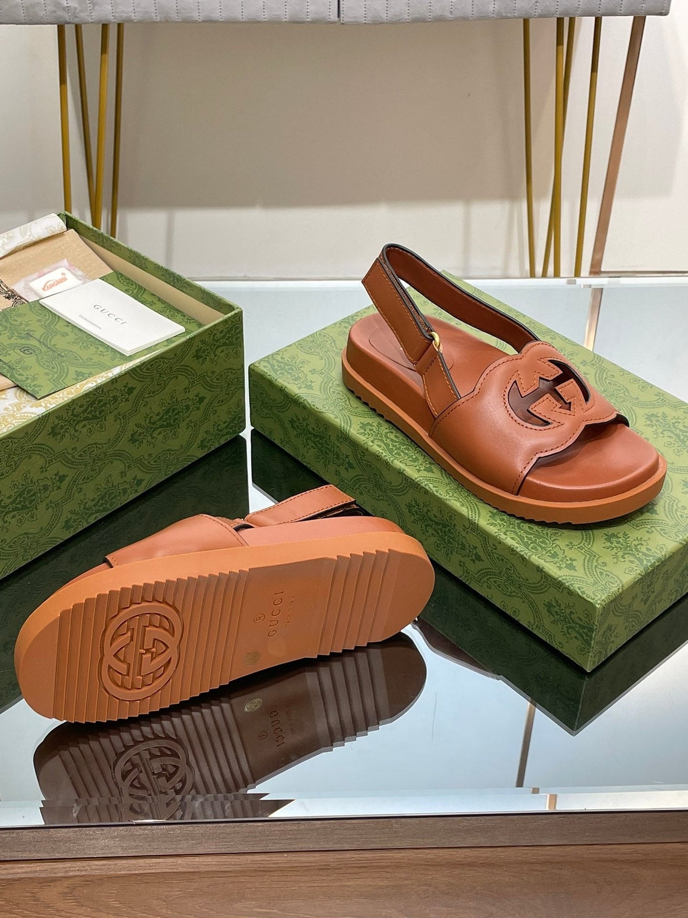 GG INTERLOCKING G CUT OUT SANDAL CARAMEL LAMBSKIN