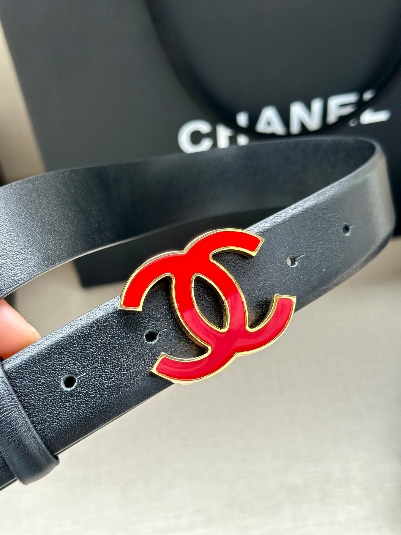 CC 30MM BELT IN BLACK SMOOTH CALFSKIN WITH RED METAL LOGO