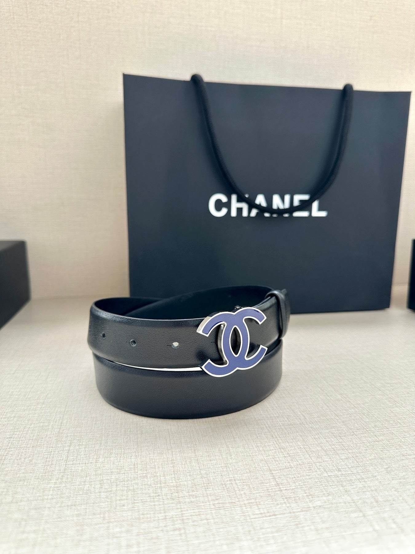 CC 30MM BELT IN BLACK SMOOTH CALFSKIN WITH NAVY BLUE METAL LOGO