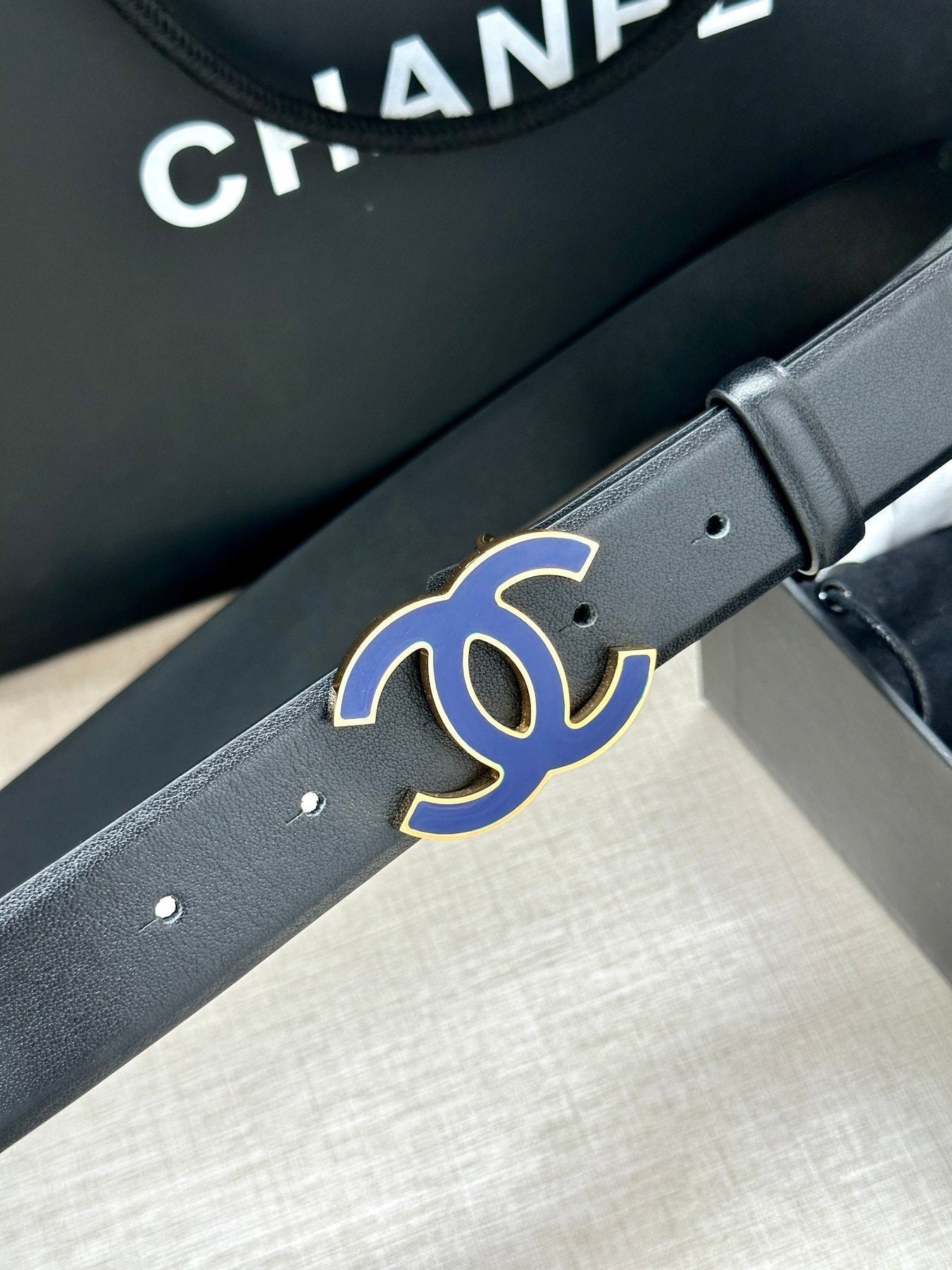 CC 30MM BELT IN BLACK SMOOTH CALFSKIN WITH NAVY BLUE METAL LOGO