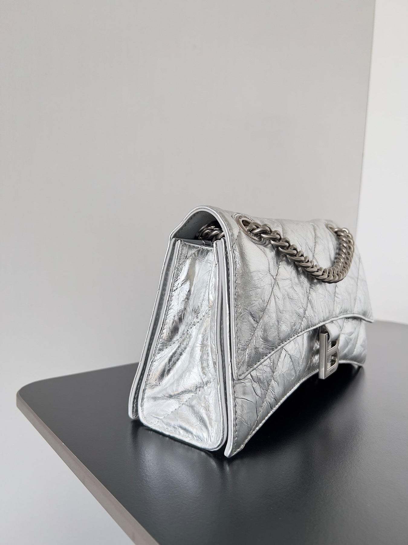 CRUSH CHAINED BAG 25 IN SILVER METALLIC QUILTED CRUSHED CALFSKIN