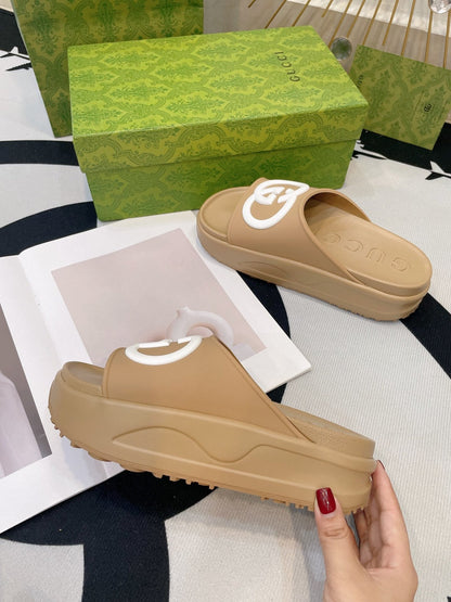 INTERLOCKING G SLIDE SANDAL IN TORTILLA BROWN IMPORTED TPU