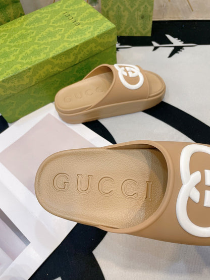 INTERLOCKING G SLIDE SANDAL IN TORTILLA BROWN IMPORTED TPU