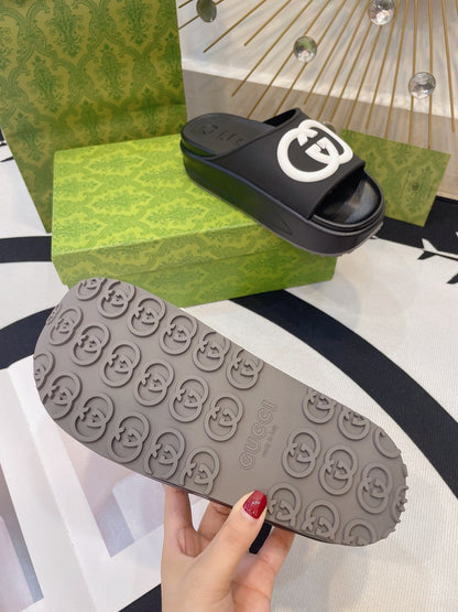 INTERLOCKING G SLIDE SANDAL IN BLACK IMPORTED TPU