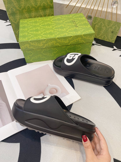 INTERLOCKING G SLIDE SANDAL IN BLACK IMPORTED TPU