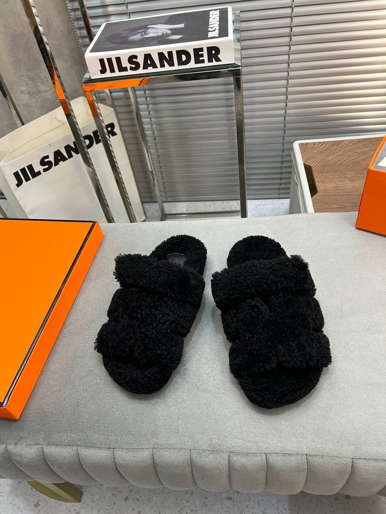 CHYPRE SLIPPERS IN BLACK LAMB WOOL