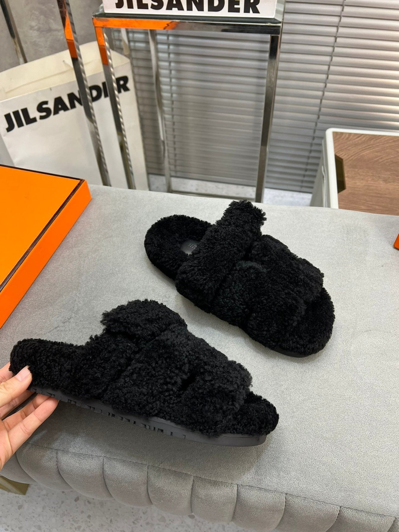 CHYPRE SLIPPERS IN BLACK LAMB WOOL