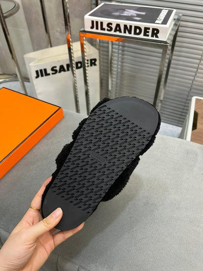 CHYPRE SLIPPERS IN BLACK LAMB WOOL