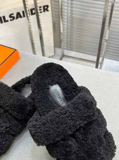 CHYPRE SLIPPERS IN BLACK LAMB WOOL