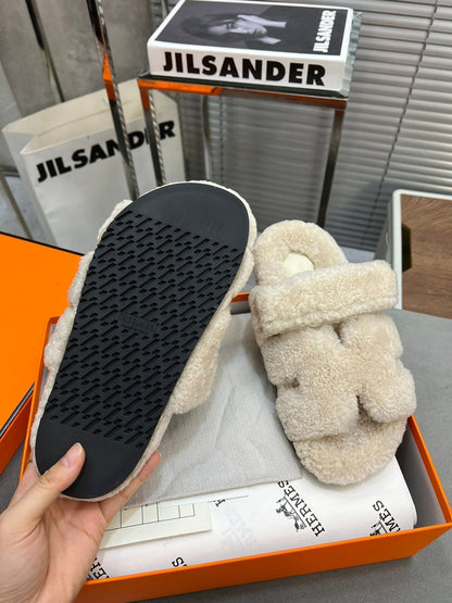 CHYPRE SLIPPERS IN BISQUE BEIGE LAMB WOOL