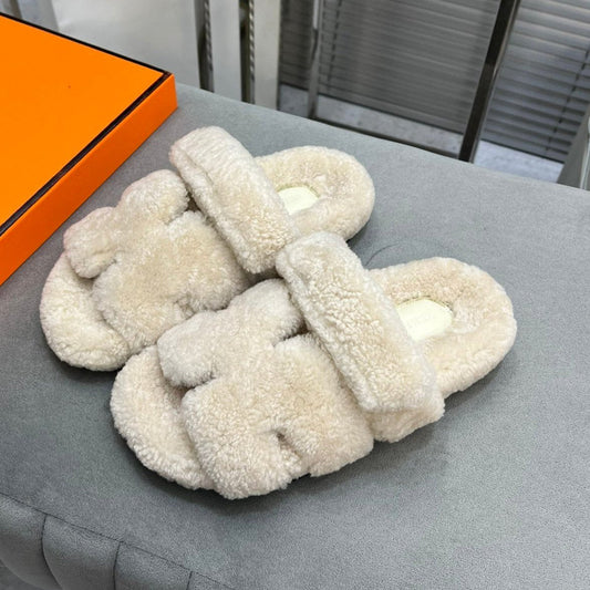 CHYPRE SLIPPERS IN BISQUE BEIGE LAMB WOOL