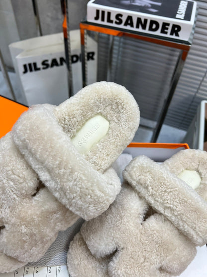 CHYPRE SLIPPERS IN BISQUE BEIGE LAMB WOOL