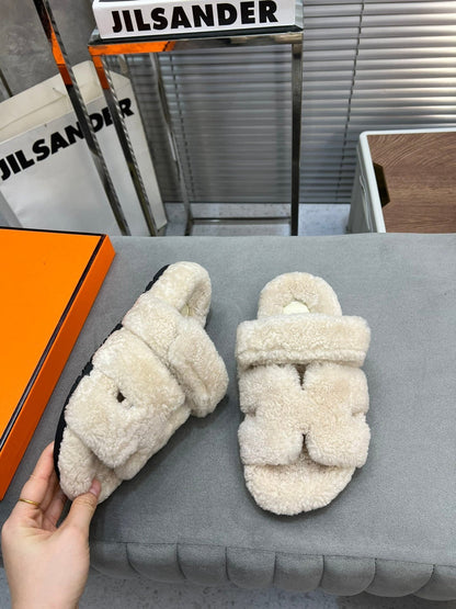 CHYPRE SLIPPERS IN BISQUE BEIGE LAMB WOOL