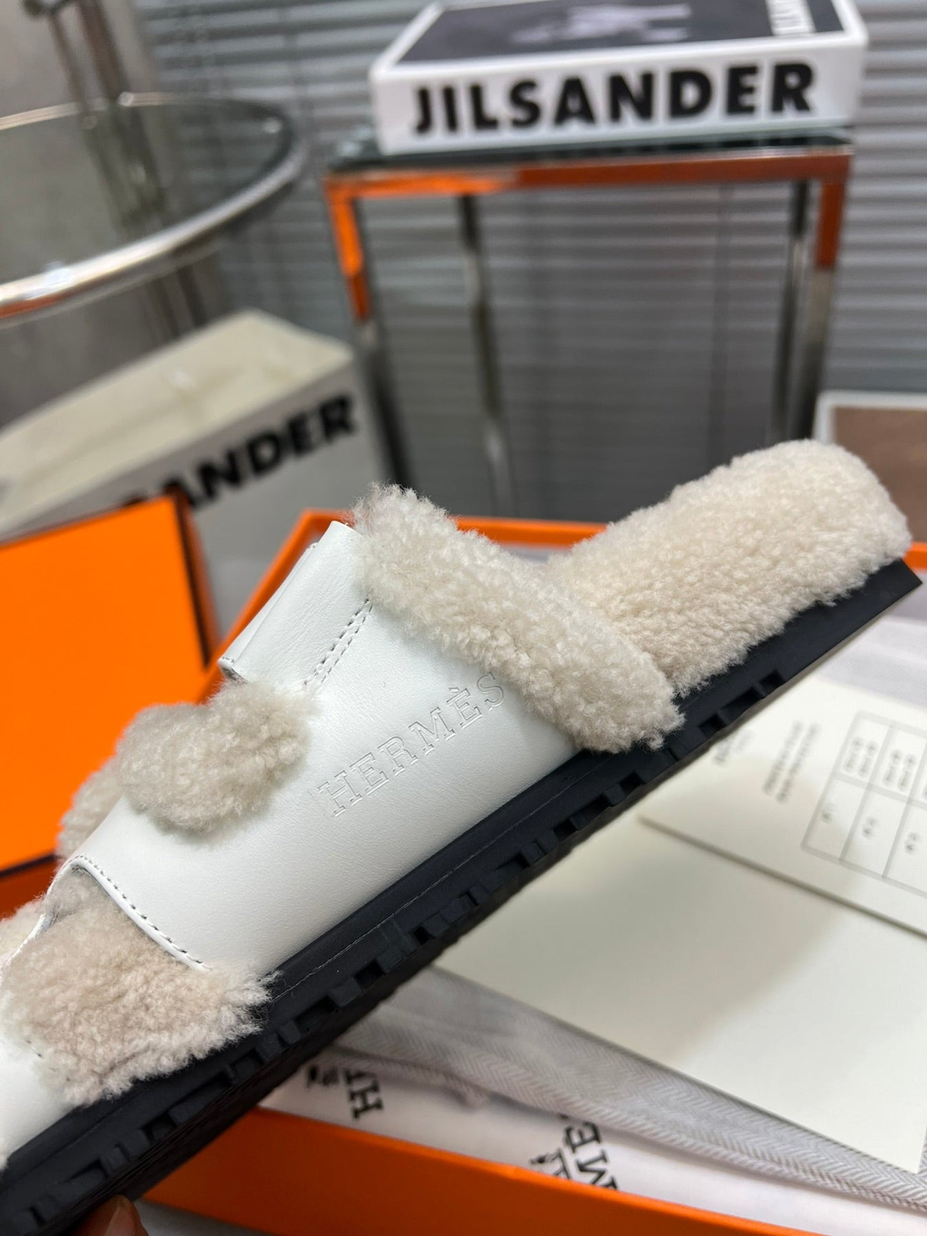 CHYPRE SLIPPERS IN BEIGE LAMB WOOL AND WHITE CALFSKIN