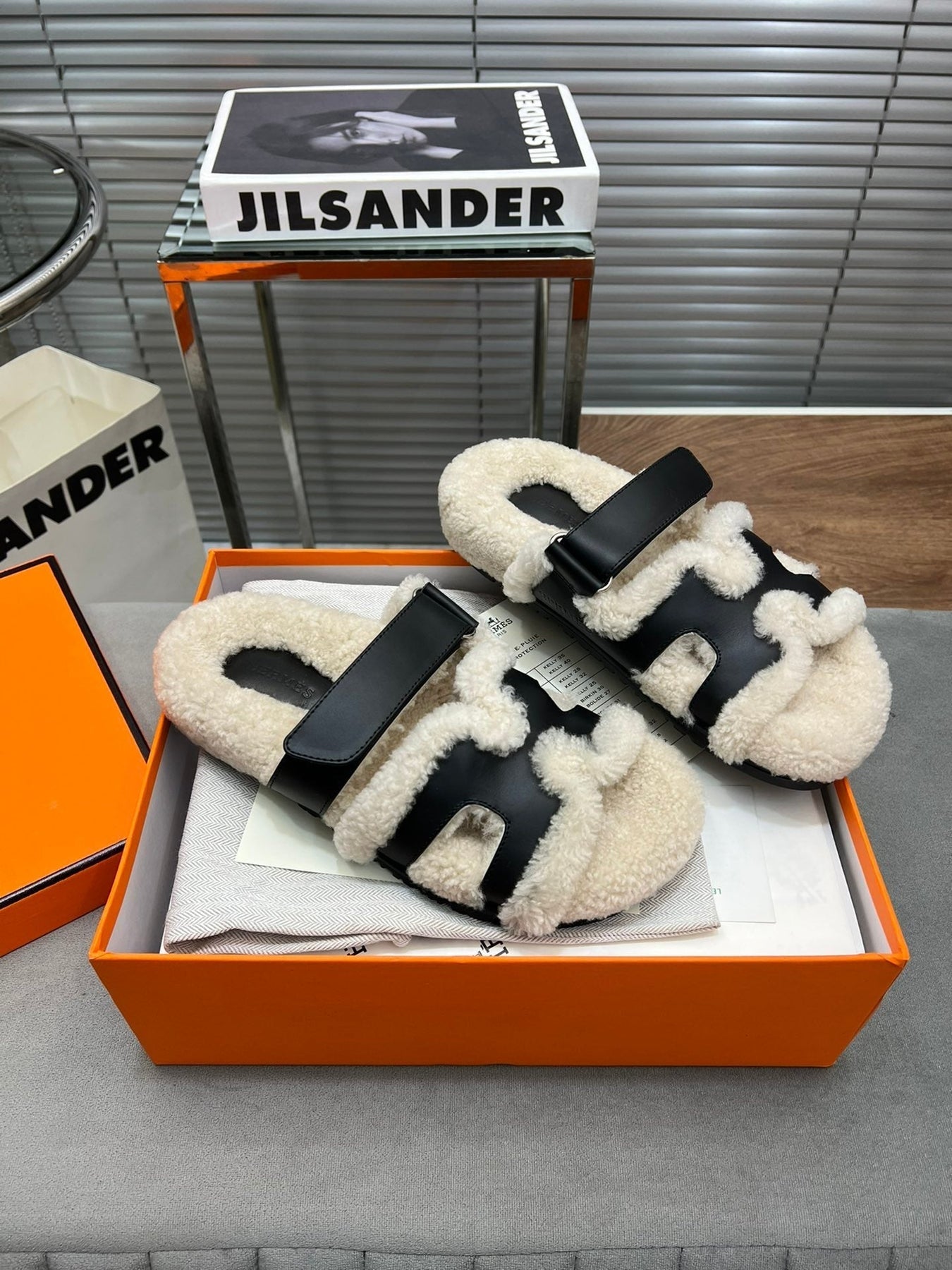 CHYPRE SLIPPERS IN BEIGE LAMB WOOL AND BLACK CALFSKIN