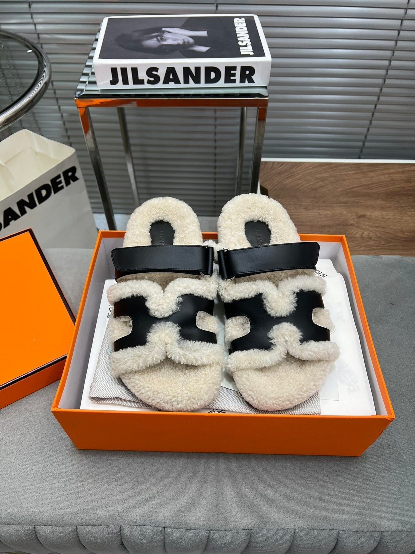 CHYPRE SLIPPERS IN BEIGE LAMB WOOL AND BLACK CALFSKIN