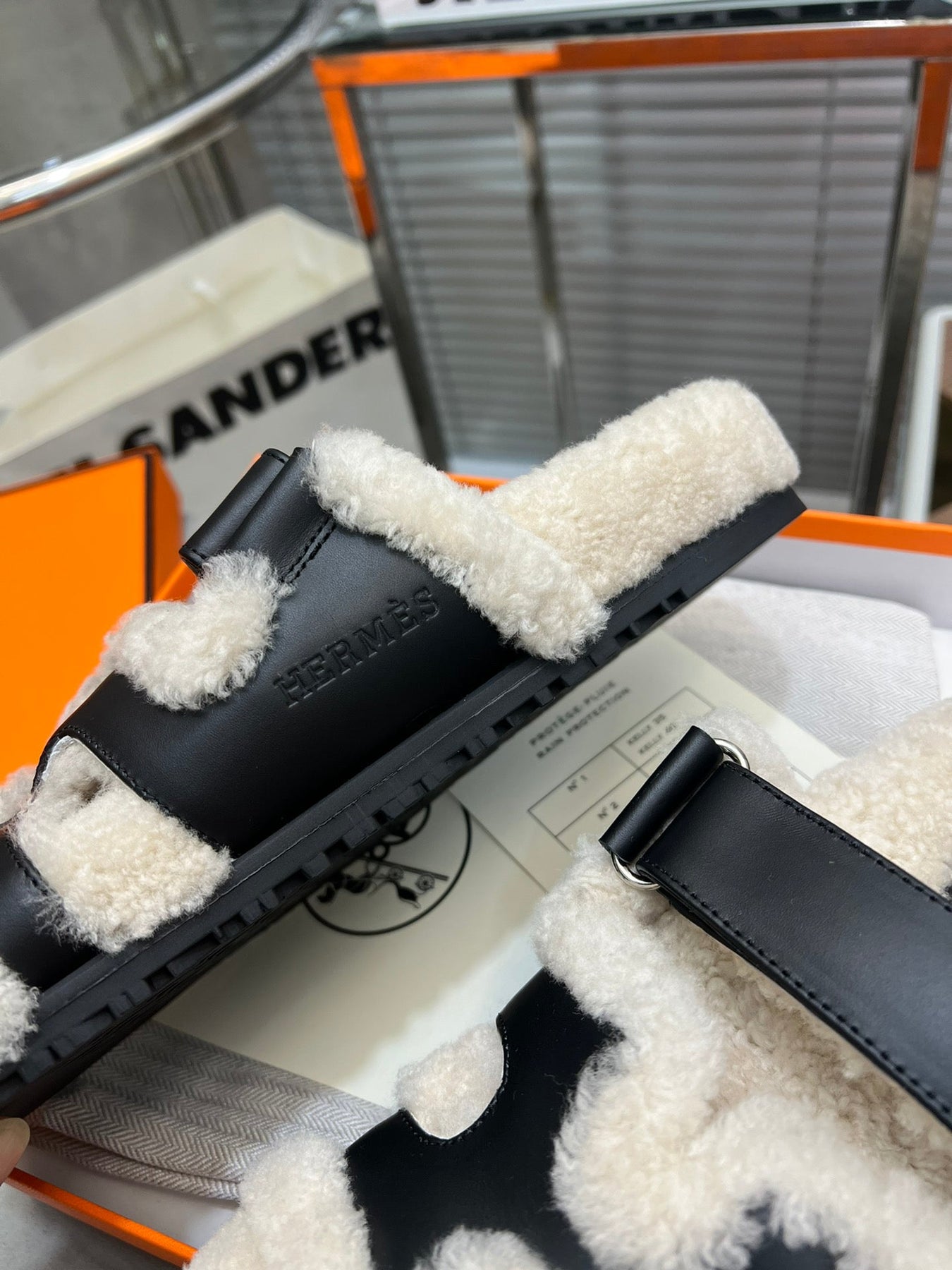 CHYPRE SLIPPERS IN BEIGE LAMB WOOL AND BLACK CALFSKIN