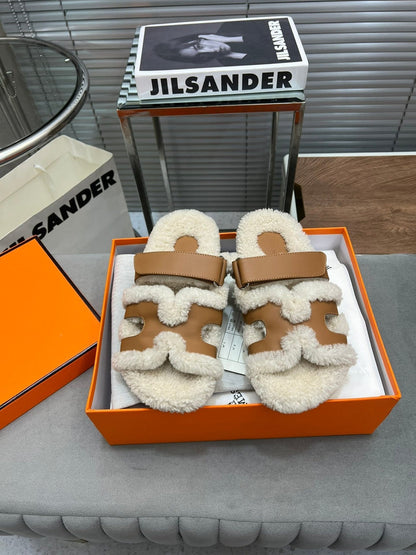 CHYPRE SLIPPERS IN BEIGE LAMB WOOL AND CIDER BROWN CALFSKIN