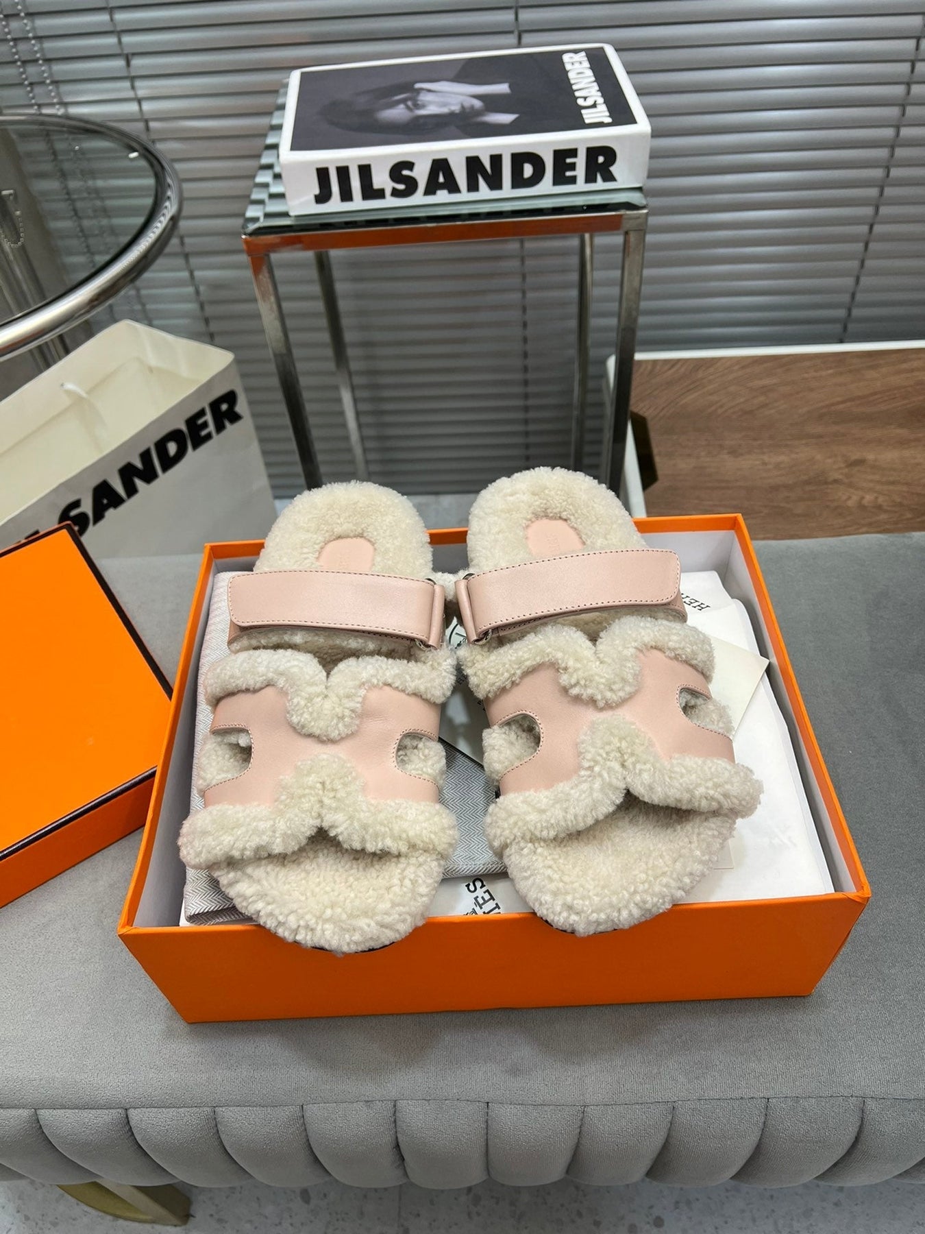 CHYPRE SLIPPERS IN BEIGE LAMB WOOL AND BABY PINK CALFSKIN