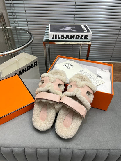 CHYPRE SLIPPERS IN BEIGE LAMB WOOL AND BABY PINK CALFSKIN