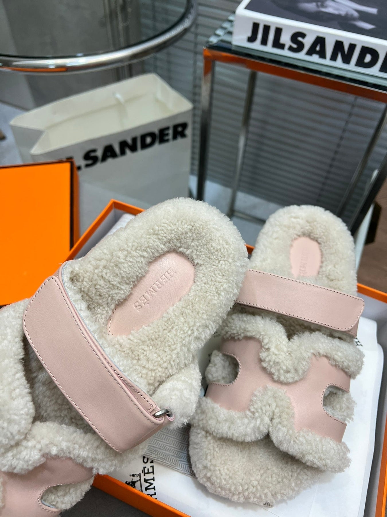 CHYPRE SLIPPERS IN BEIGE LAMB WOOL AND BABY PINK CALFSKIN