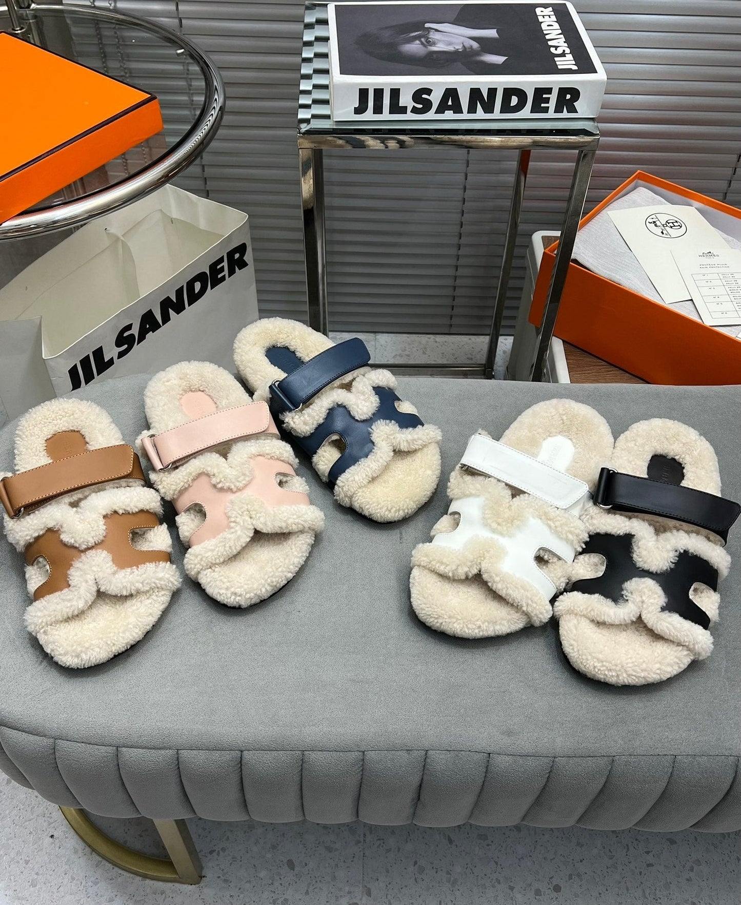 CHYPRE SLIPPERS IN BEIGE LAMB WOOL AND WHITE CALFSKIN