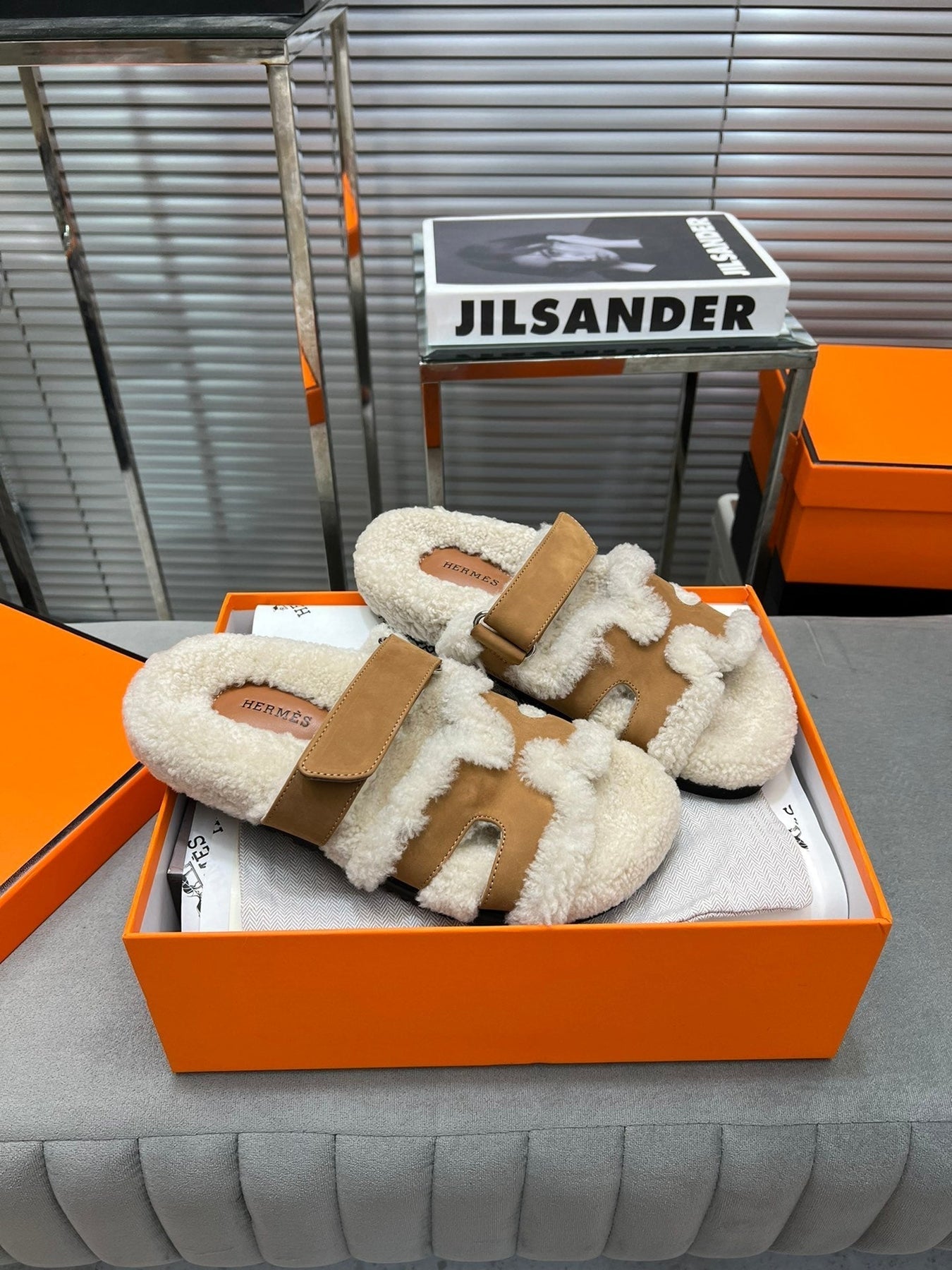 CHYPRE SLIPPERS IN BEIGE LAMB WOOL AND PERU BROWN SUEDE