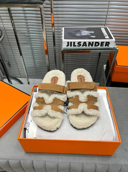 CHYPRE SLIPPERS IN BEIGE LAMB WOOL AND PERU BROWN SUEDE