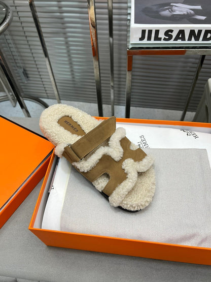 CHYPRE SLIPPERS IN BEIGE LAMB WOOL AND LIGHT FRENCH BEIGE SUEDE