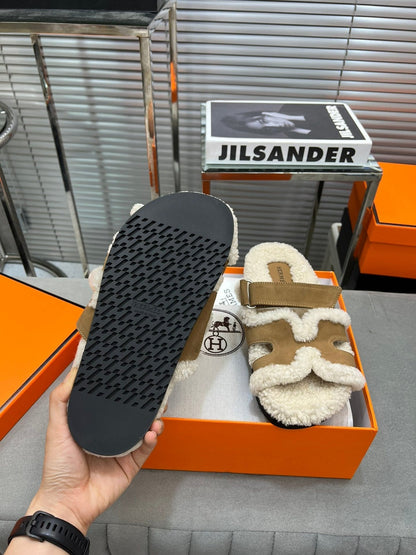 CHYPRE SLIPPERS IN BEIGE LAMB WOOL AND LIGHT FRENCH BEIGE SUEDE