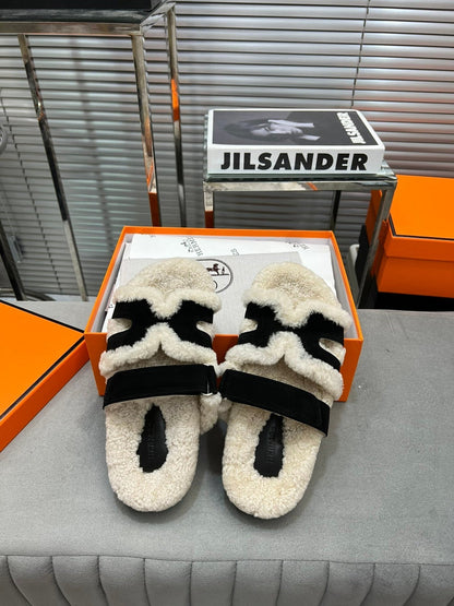 CHYPRE SLIPPERS IN BEIGE LAMB WOOL AND BLACK SUEDE