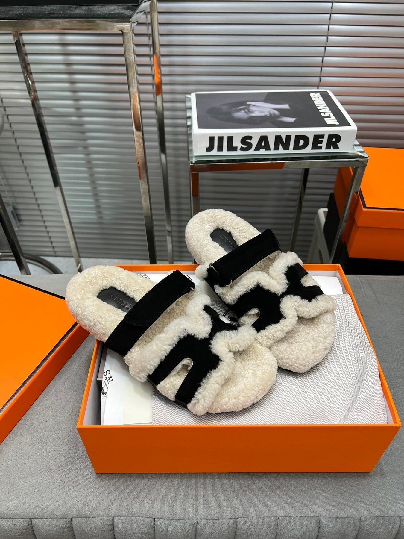 CHYPRE SLIPPERS IN BEIGE LAMB WOOL AND BLACK SUEDE