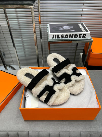 CHYPRE SLIPPERS IN BEIGE LAMB WOOL AND BLACK SUEDE