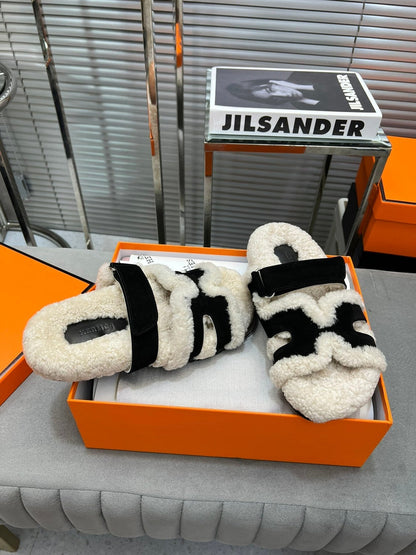 CHYPRE SLIPPERS IN BEIGE LAMB WOOL AND BLACK SUEDE