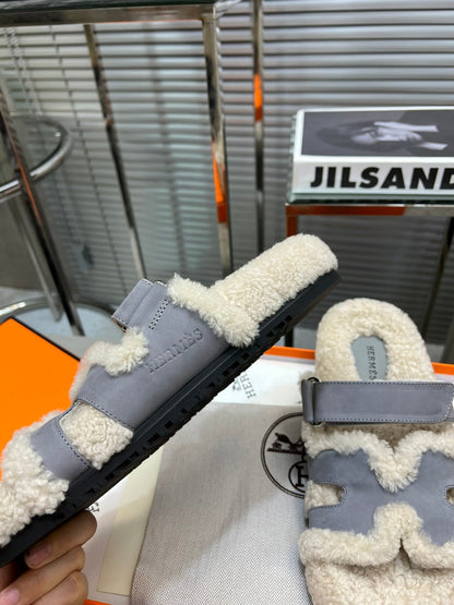 CHYPRE SLIPPERS IN BEIGE LAMB WOOL AND COOL GRAY SUEDE